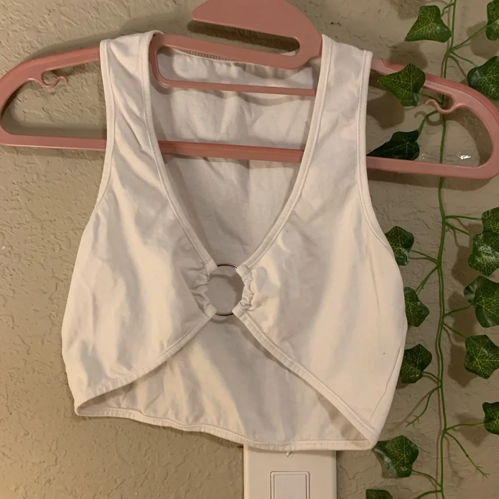 White Crop top with silver hoop in the middle - Picture 1 of 1